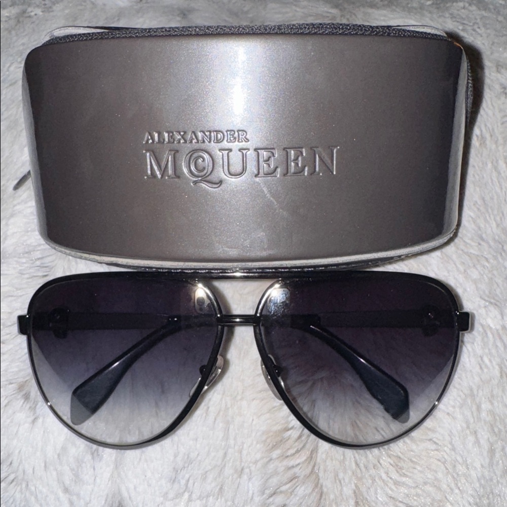 Alexander McQueen Black Aviator Sunglasses *LIKE NEW/UNISEX*
